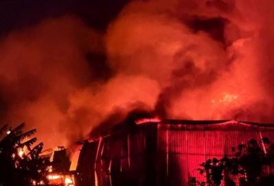 Đám cháy lớn kho xưởng ở gần bệnh viện K Tân Triều, Hà Nội 30-3-2026