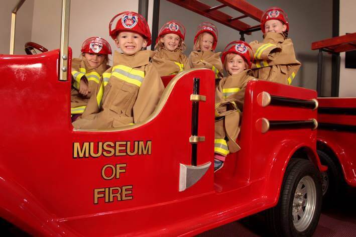 Các bé trải nghiệm cảm giác lái xe cứu hỏa tại Bảo tàng chữa cháy Penrith