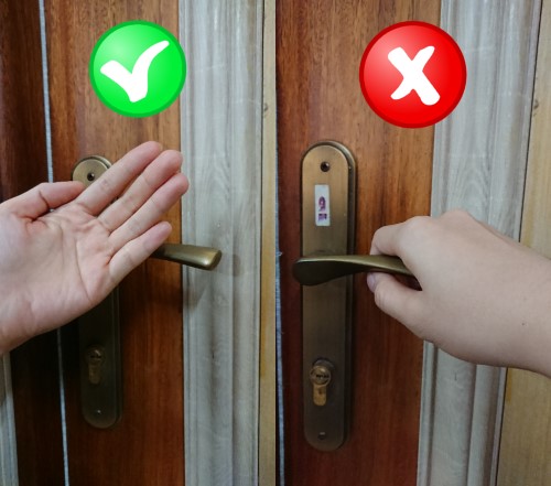 Kiểm tra nhiệt sau cánh cửa bằng mu bàn tay trước khi mở cửa